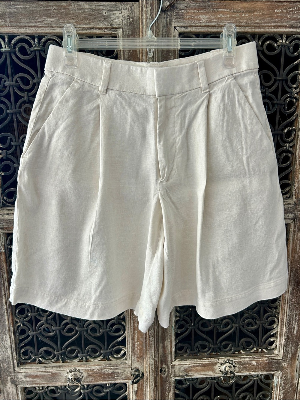 Everlane Cream Linen Blend Pleated Shorts